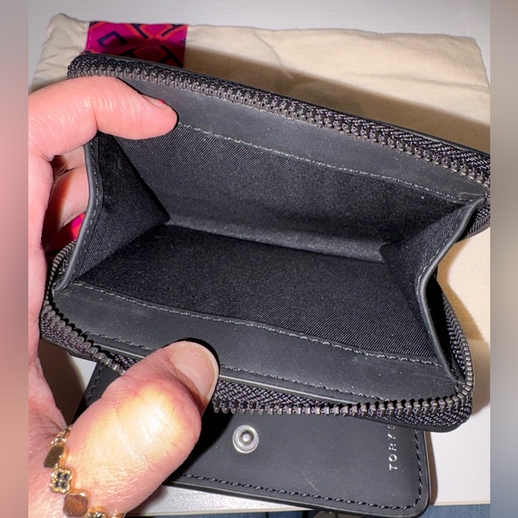 Tory Burch Britten Bifold Logo Zip Coin Leather Wallet in Matte Black - Picture 3 of 5
